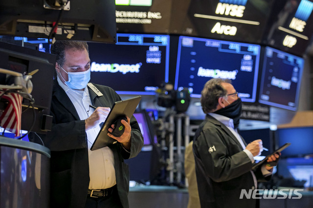 [AP/뉴시스] 22일(현지시간) 뉴욕증권거래소(NYSE)에서 트레이더들의 모습. NYSE가 제공한 사진이다. 2021.02.23. 