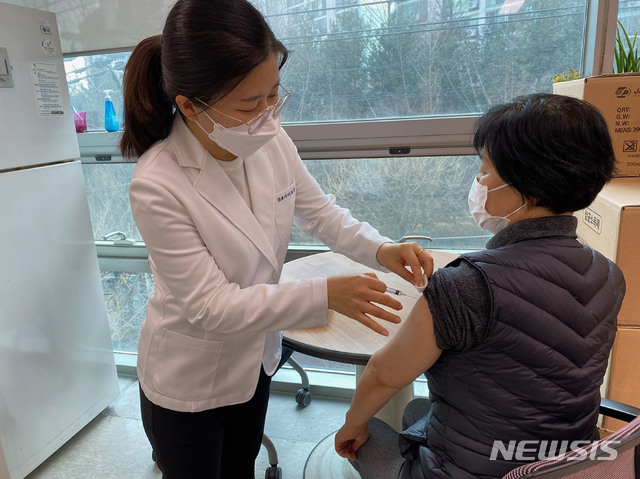 [성남=뉴시스]﻿﻿일교차가 큰 환절기 열이 나고 으슬으슬 춥고 몸 구석구석이 쑤시면 대부분 감기 몸살을 의심한다. 하지만 감기 증상과 함께 통증까지 동반한다면 '대상포진'이 아닌지 의심해 볼 필요가 있다. 경기 성남시 중원구보건소 간호사가 한 시민에게 대상포진 예방 접종을 하고 있다. (사진= 뉴시스DB) 2021.02.24. photo@newsis.com. 