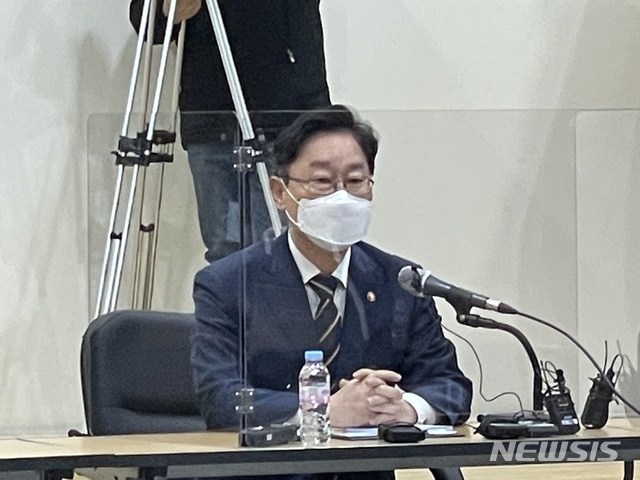 [대전=뉴시스] 김도현 기자 = 박범계 법무부 장관이 대전 준법지원센터 2층 대강당에서 기자들과 이야기를 나누고 있다. 2021.02.24. photo@newsis.com 