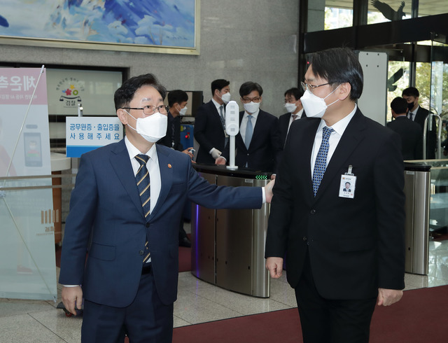 [서울=뉴시스]박범계 법무부 장관이 24일 대전고검을 방문해 강남일 대전고검장과 인사를 나누는 모습. (사진=법무부 제공). 2021.02.24 *재판매 및 DB 금지