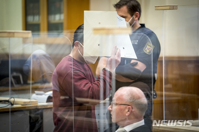 [코블렌츠=AP/ 뉴시스] 24일 독일 법원서 시리아정권 잔학행위 공범 혐의로 기소된 시리아 정보경찰 대령 출신의 망명자 알가리브가 얼굴을 가리고 선고를 기다리고 있다