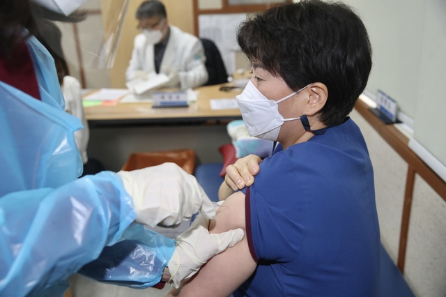 [천안=뉴시스]이종익 기자 = 26일 오전 충남 천안의 요양병원에서 50대 요양보호사가 천안에서 첫 AZ사의 백신을 접종하고 있다. (사진=천안시 제공) 2021.02.26. photo@newsis.com