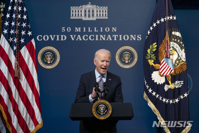 [워싱턴=AP/뉴시스]조 바이든 미국 대통령이 25일(현지시간) 코로나19 백신 접종 5000만 회분을 달성한 것을 기념한 백악관 행사에서 연설하고 있다. 바이든 대통령은 "아직도 갈 길이 멀다"라며 "긴장을 늦출 때가 아니다"라고 강조했다. 2021.02.26.