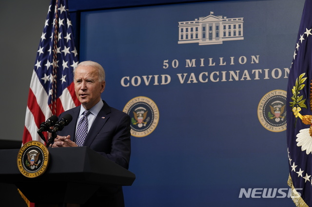 [워싱턴=AP/뉴시스]조 바이든 미국 대통령이 25일(현지시간) 취임 후 37일 만에 신종 코로나바이러스 감염증(코로나19) 백신 접종 5000만 회분을 달성한 것을 기념한 백악관 행사에서 연설하고 있다. 그는 "아직도 갈 길이 멀다"며 "긴장을 늦출 때가 아니다"고 강조했다. 2021.02.26.