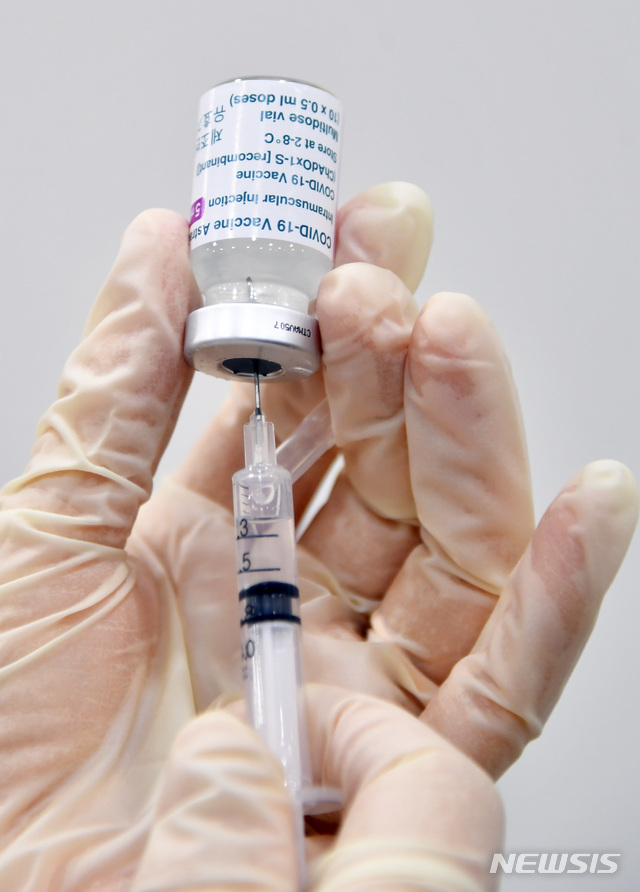 [부산=뉴시스] 부산의 한 보건소에서 의료진이 코로나19 백신을 주사기에 분주하고 있는 모습. 