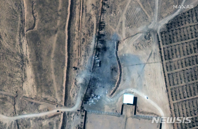 [AP/뉴시스]맥사 테크놀로지가 제공한 위성 사진에서 지난 25일(현지시간) 시리아 동부 이라크 국경 인근 친이란 민병대를 표적으로 한 미국의 공습에 파괴된 건물들이 보이고 있다. 2021.02.27.