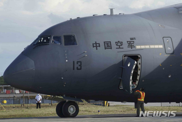 [마닐라=AP/뉴시스] 중국 시노백 백신을 실은 줄국 군용기가 28일 마닐라 빌라모르 공군기지에 도착하고 있다