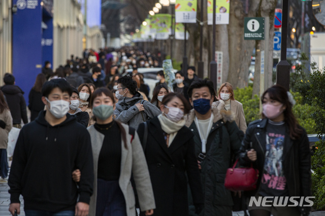 [도쿄=AP/뉴시스]지난달 28일 일본 도쿄의 한 쇼핑거리가 시민들로 붐비고 있다. 신종 코로나바이러스 감염증(코로나19) 감염 예방을 위해 마스크를 착용한 모습이다. 2021.03.02.