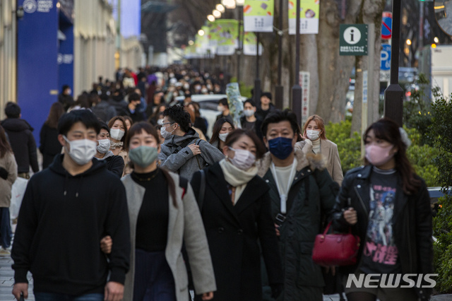 [도쿄=AP/뉴시스]지난달 28일 일본 도쿄의 한 쇼핑거리가 시민들로 붐비고 있다. 신종 코로나바이러스 감염증(코로나19) 감염 예방을 위해 마스크를 착용한 모습이다. 2021.03.02. 