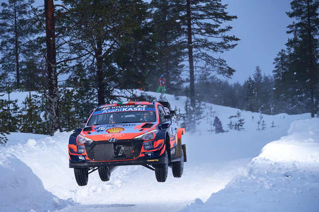 [서울=뉴시스] ‘2021 월드랠리챔피언십’ 2차 대회 핀란드 북극 랠리에서 현대자동차 ‘i20 Coupe WRC’ 랠리카가 주행하고 있는 모습. (사진=현대체 제공) 2021.03.01