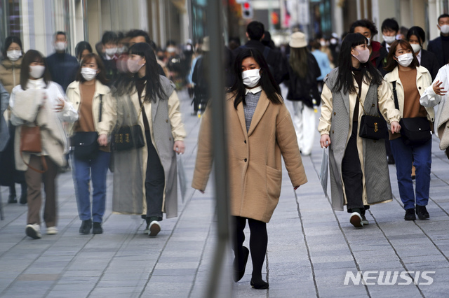 [도쿄=AP/뉴시스] 일본 수도 도쿄 시내에서 1일 신종 코로나바이러스 감염증(코로나19) 감염을 예방하기 위해 마스크를 착용한 시민들이 걷고 있다. 2021.03.01