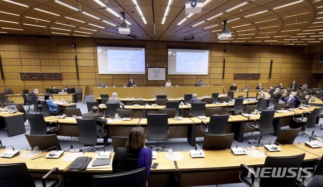 [비엔나=AP/뉴시스] 1일 유엔 산하 국제원자력기구 IAEA 본부서 라파엘 그로시 사무총장이 이사회 회의장에 도착하고 있다. 회의는 코로나 19로 화상 형식으로 열린다. 2021. 3. 01.