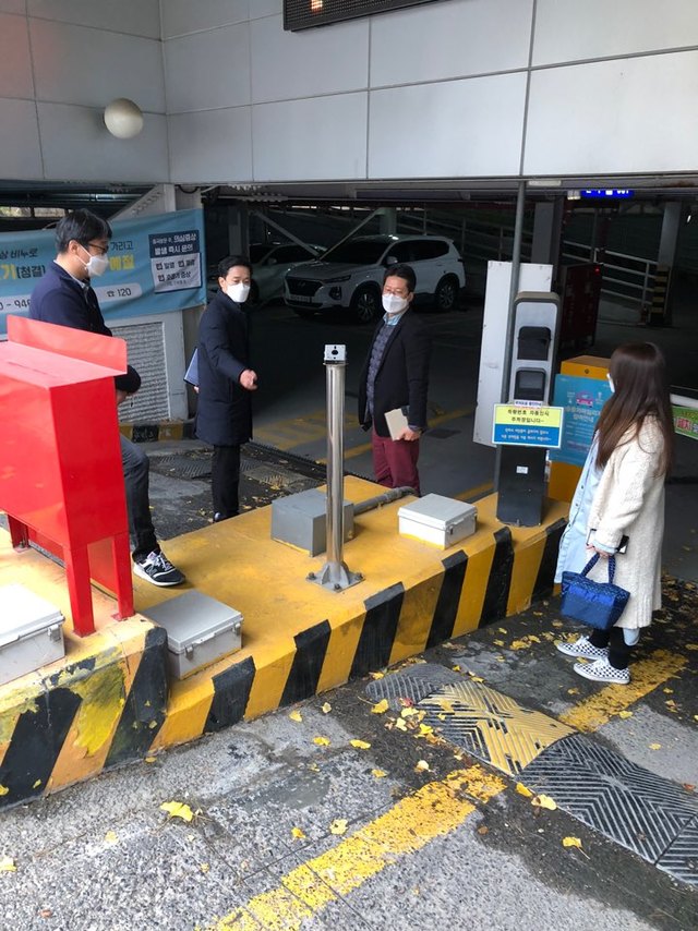 [서울=뉴시스] 지난해 서울 동작구에서 해빙기 대비 공영주차장 실태점검을 하고 있다. (사진=동작구 제공) 2021.03.02. photo@newsis.com *재판매 및 DB 금지