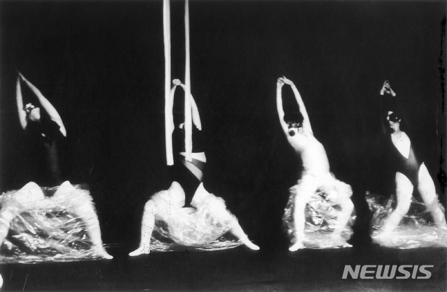 [서울=뉴시스] 이불, '아토일렛 Ⅱ', 1990. 퍼포먼스, 공간 소극장, 서울. 사진: 박혜경. 작가제공.