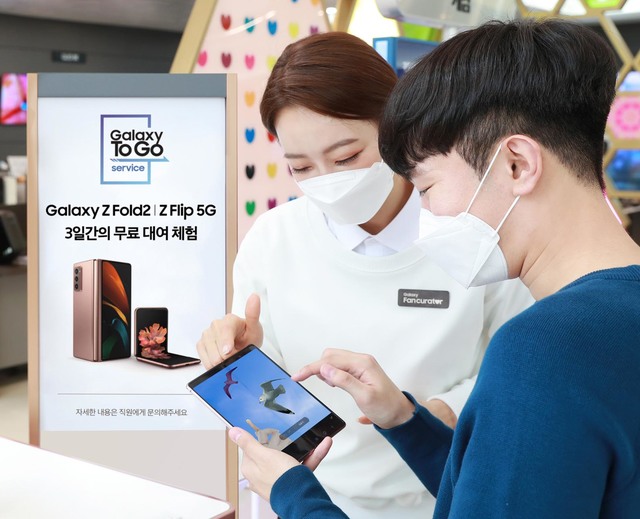 [서울=뉴시스]삼성전자는 폴더블 스마트폰 '갤럭시 Z 폴드2'와 '갤럭시 Z 플립 5G'를 보다 많은 고객이 경험할 수 있도록 갤럭시만의 자율 체험 마케팅 '갤럭시 To Go 서비스'를 확대 운영한다고 2일 밝혔다. 서울 강남구 삼성 디지털프라자 도곡점에서 고객이 갤럭시 팬큐레이터의 안내를 받으며 '갤럭시 Z 폴드2' 로 '개체 지우기(AI 지우개)' 기능을 체험해보고 있다. (사진=삼성전자 제공) 2021.03.02. photo@newsis.com *재판매 및 DB 금지
