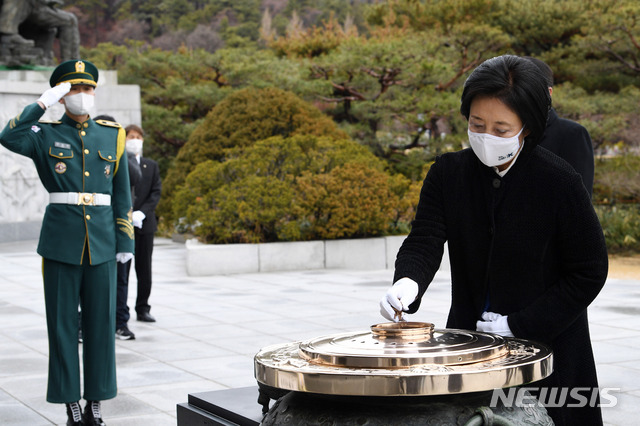 [서울=뉴시스]국회사진기자단 = 박영선 더불어민주당 서울시장 후보가 2일 오전 서울 동작구 국립서울현충원을 찾아 참배하고 있다. 2021.03.02. photo@newsis.com