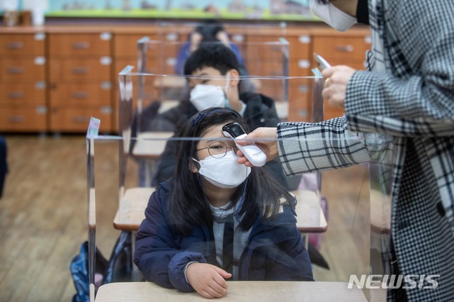 [서울=뉴시스]사진공동취재단 = 2021학년도 첫 등교를 시작한 2일 오전 서울 강남구 서울포이초등학교에서 학생들 체온을 재고 있다. 2021.03.02. photo@newsis.com