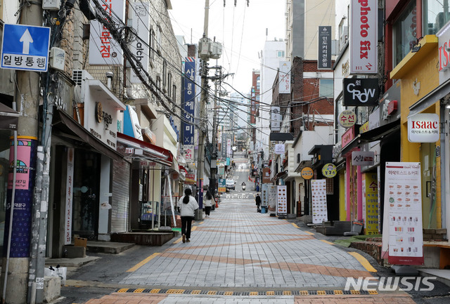 [서울=뉴시스]박주성 기자 = 코로나19의 여파로 각 대학들이 비대면 수업과 제한적 대면 수업 병행으로 개강하기로 해 대학가 상권이 타격을 입어 2일 오전 서울 서대문구 대학가 인근의 가게들이 폐업 또는 휴점을 하고 있다. 2021.03.02. park7691@newsis.com