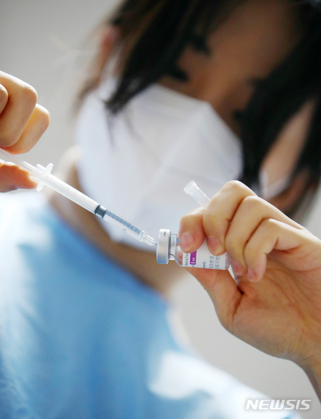 [안동=뉴시스] 아스트라제네카 백신을 주사기에 담고 있는 의료진. (사진=뉴시스 DB) 2021.03.07