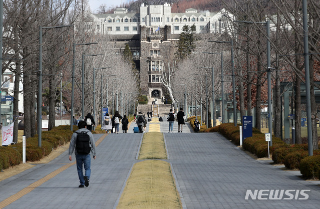 [서울=뉴시스]박주성 기자 = 2일 오전 코로나19의 여파로 1학기를 비대면 수업으로 개강한 서울 서대문구 연세대학교 캠퍼스가 한산한 모습을 보이고 있다. 2021.03.02. park7691@newsis.com