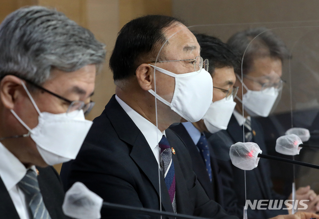 [서울=뉴시스]김명원 기자 = 홍남기 경제부총리 겸 기획재정부 장관이 2일 오전 서울 종로구 정부서울청사 합동브리핑실에서 2021년도 추가경정예산안 관련 상세브리핑을 하고 있다. 왼쪽부터 이재갑 고용노동부 장관, 홍남기 부총리, 권덕철 보건복지부 장관, 권칠승 중소벤처기업부 장관. (공동취재사진) 2021.03.02. photo@newsis.com