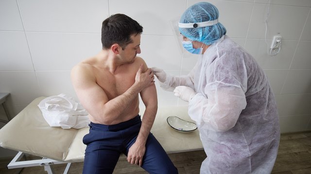 [서울=뉴시스]볼로디미르 젤렌스키 우크라이나 대통령이 코로나19 백신을 접종하고 있다. (사진 : 트위터) 2021.3.2. *재판매 및 DB 금지