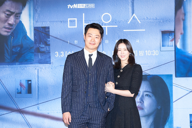 [서울=뉴시스] 3일 오전 생중계된 tvN 새 수목극 '마우스' 온라인 제작발표회에 참석한 이희준, 경수진 (사진 = tvN) photo@newsis.com 