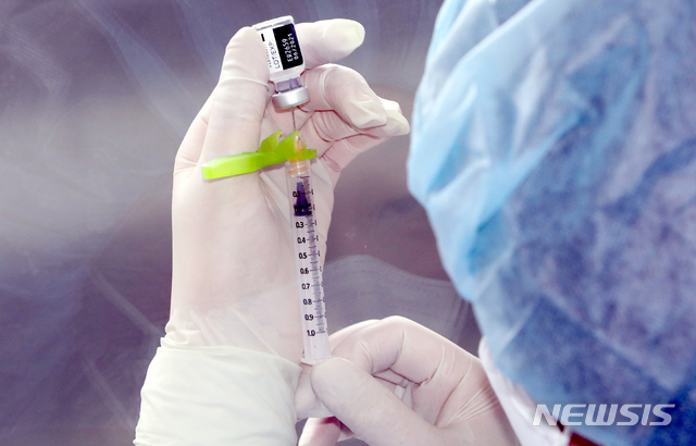 [광주=뉴시스]광주 동구 조선대학교병원 의성관에 설치된 호남권역예방접종센터에서 의료진 대상 화이자 백신 접종이 시작된 가운데 의료진이 희석된 백신을 주사기에 넣고 있다. photo@newsis.com