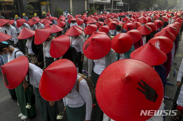 [만달레이=AP/뉴시스]3일 미얀마 만달레이에서 교복과 미얀마 전통 모자를 쓴 교사들이 군부 쿠데타 반대 시위에 참여하고 있다. 2021.03.03. 