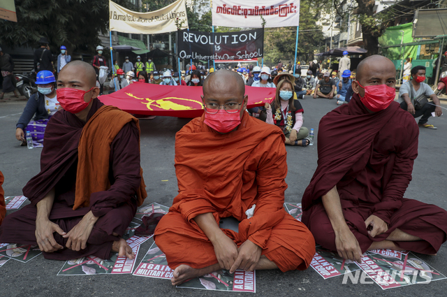 [만달레이=AP/뉴시스]3일 미얀마 만달레이에서 승려들이 군부 쿠데타 반대 시위에 참여하고 있다. 2021.03.03.