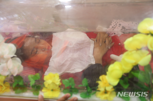 [만델라이(미얀마)=AP/뉴시스] 중국계 미얀마인 치알 신(영어명 천사·중국명 鄧家希)이 지난 3일 미얀마 제2도시인 만델라이에서 열린 쿠데타 반대 시위에 참가했다가 머리에 총탄을 맞고 숨졌다. 사진은 치알 신의 장례식 모습. 2021.03.04