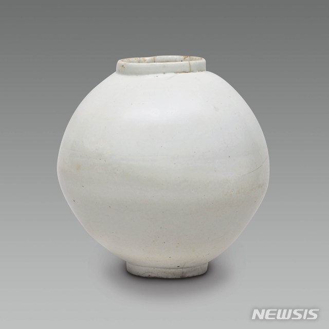 [서울=뉴시스] 백자호 白磁壺 White Porcelain Jar33.3×33.3(h)cm, 18세기, 추정가 5000만~1억원. 사진=케이옥션 제공. 2021.3.04 .photo@newsis.com