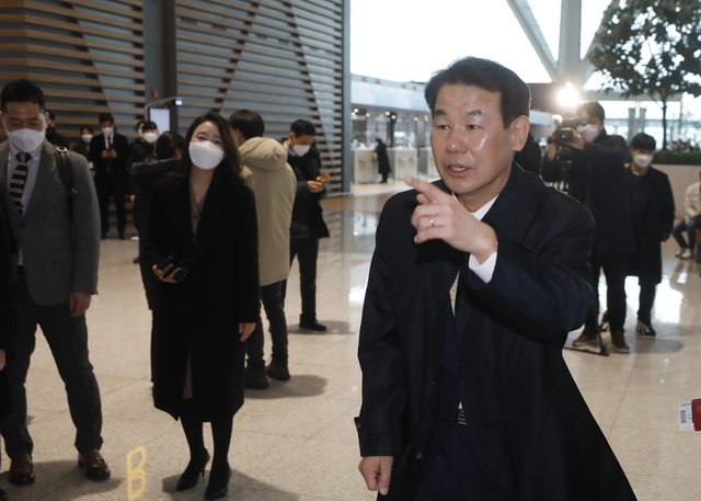 [인천공항=뉴시스] 고승민 기자 = 정은보 한·미 방위비분담협상대사가 제11차 한·미 방위비분담특별협정(SMA) 체결을 위한 9차 회의를 위해 4일 인천국제공항 제2터미널을 통해 미국으로 출국하고 있다. 2021.03.04. kkssmm99@newsis.com 