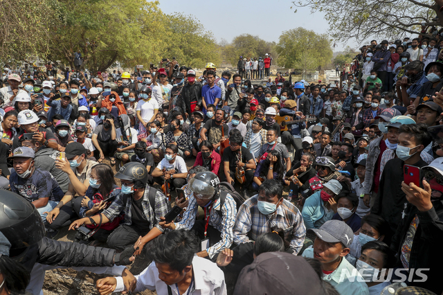 [만달레이=AP/뉴시스]4일 미얀마 만달레이에서 전날 미얀마 군경의 총탄에 숨진 19세 여성 키알 신의 장례식이 열려 수백 명의 시민이 장례식에 함께 하고 있다. 키알 신은 3일 미얀마 군부 쿠데타 반대 시위 도중 군경의 총탄에 머리를 맞고 숨졌다. 2021.03.05.