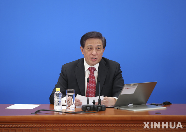 [베이징=신화/뉴시스]13기 중국 전국인민대표대회(전인대) 4차 전체회의를 하루 앞둔 4일 장예쑤이 전인대 대변인이 베이징에서 화상 기자회견을 통해 전인대 일정 및 의제에 대해 설명하고 있다. 2020.3.4. 
