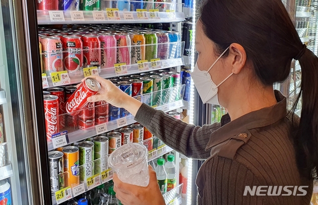 [서울=뉴시스] 이마트24매장에서 얼음컵과 음료를 구입하는 모습. (사진=이마트24 제공)