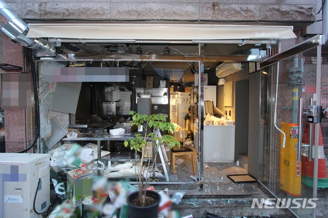 [대구=뉴시스]이지연 기자 = 5일 오후 6시8분께 대구 달서구 성당동의 3층짜리 상가건물 1층에 있던 치킨집에서 부탄가스가 폭발해 1명이 다쳤다. (사진=달서소방서 제공) 2021.03.05. photo@newsis.com