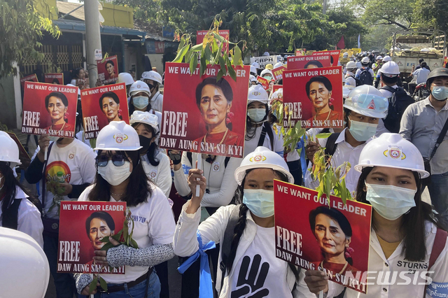 [만달레이=AP/뉴시스]5일(현지시간) 미얀마 만달레이에서 쿠데타 반대 시위대가 아웅산 수지 국가고문의 석방을 촉구하고 있다. 2021.3.5.