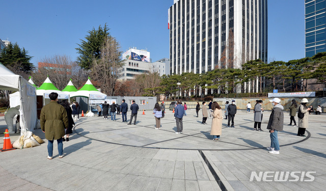 [대구=뉴시스] 이무열 기자 = 지난 5일 대구 중구 국채보상운동기념공원에 마련된 임시선별검사소에서 시민들이 검사를 받기 위해 줄 서 기다리고 있다. 2021.03.05. lmy@newsis.com