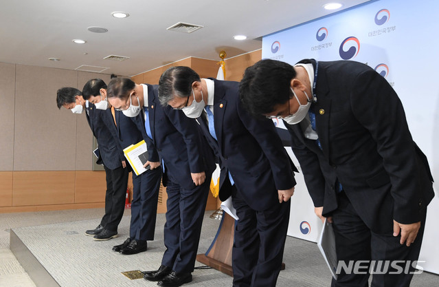 [세종=뉴시스] 홍남기 경제부총리 겸 기획재정부 장관이 7일 서울 광화문 정부서울청사에서 부동산 관계장관회의 후 관계부처 합동으로 '국민께 드리는 말씀'을 발표하고 있다. 김대지 국세청장, 구윤철 국무조정실장, 홍남기 부총리, 변창흠 국토부 장관, 이재영 행안부 차관(왼쪽부터). (사진=기재부 제공) 