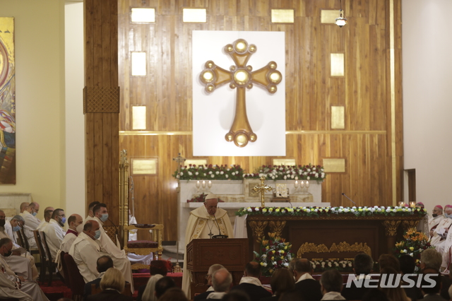 [바그다드(이라크)=AP/뉴시스]프란치스코 교황(사진 가운데)은 6일(현지시간) 이라크 바그다드에 위치한 성요셉 성당에서 미사를 집전했다. 2021.03.07