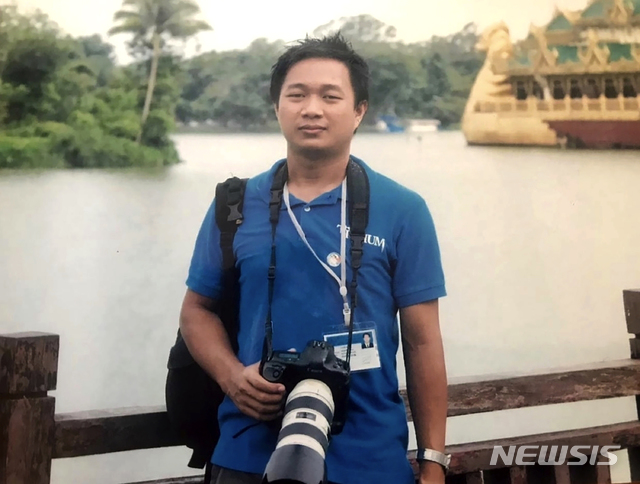 [양곤( 미얀마)= AP/뉴시스] 미얀마에서 반군부 시위현장을 취재도중 군인들에게 체포된 AP사진기자 테인 조의 모습.  미국에서 가장 오래된 전문직기자협회( SPJ)는 그를 비롯한 5명의 기자를 즉각 석방하라는 성명을 발표했다.  