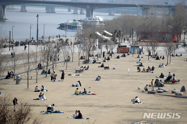 [서울=뉴시스]김선웅 기자 = 현행 5단계로 운영되고 있는 사회적 거리두기 단계가 4단계로 간소화된다. 현행 5인 이상 사적 모임 제한 조치도 앞으로는 거리두기 단계에 따라 9인·5인·3인 제한 등으로 차등화 된다. 개편안에 따르면, 사회적 거리두기 단계가 국민에게 주는 메시지를 보다 명확히 하기 위해 기존 5단계(1, 1.5, 2, 2.5, 3단계) 거리두기 체제를 4단계로 줄인다. 각 단계는 인구 10만명 당 주간 하루 평균 신규 확진자 수를 기준으로 조정된다. 7일 오후 서울 여의도 한강공원에서 시민들이 사회적 거리두기를 유지하며 휴일을 즐기고 있다. 2021.03.07. mangusta@newsis.com