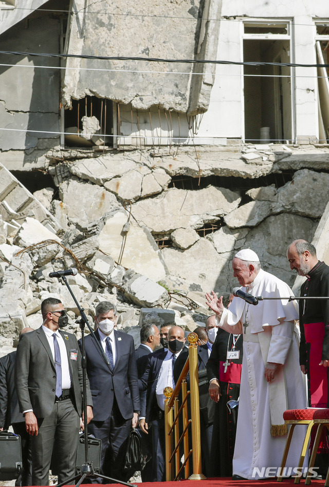[모술=AP/뉴시스] 7일 모술에 온 프란치스코 교황이 IS 점령 때 파괴된 교회 터에서 희생자를 위한 노천 기도회에 참여하고 있다 