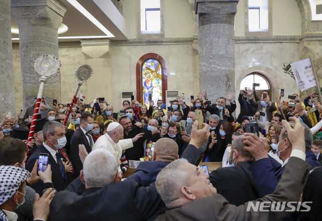 [카라코시=AP/뉴시스] 이라크 방문중인 프란치스코 교황이 7일 북부 모술에 이어 인근 카라코시의 수태교회를 방문해 신도들의 환영을 받고 있다 