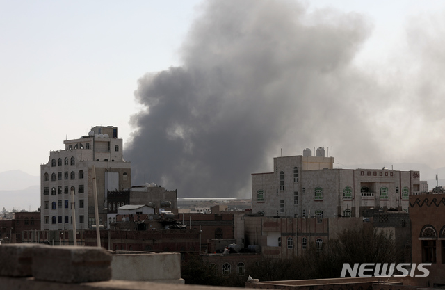 [사나=AP/뉴시스] 3월7일(현지시간) 예멘 수도 사나의 한 군부대에서 사우디아라비아가 주도하는 연합군의 공습으로 연기가 피어오르고 있다. 2021.03.08.