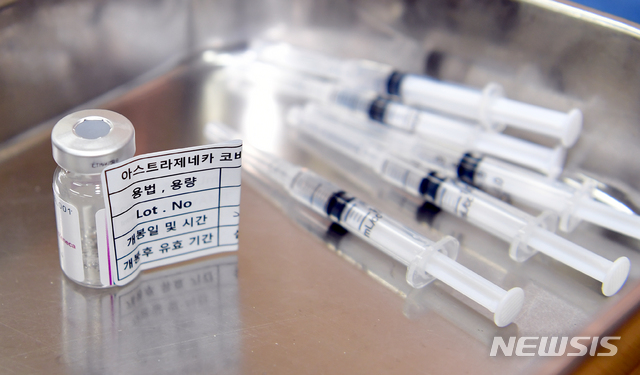 [광주=뉴시스]=주사기에 담겨 있는 아스트라제네카 백신. (사진=뉴시스 DB). photo@newsis.com