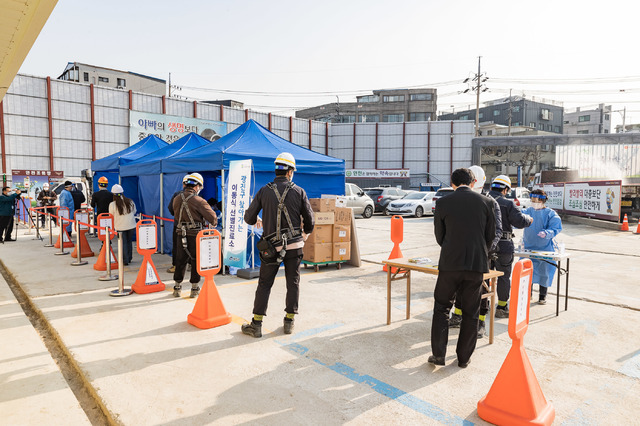 [서울=뉴시스]조수정 기자 = 서울 광진구(구청장 김선갑)가 공사현장 내 집단감염을 방지하기 위해 8일 자양1구역 재건축 현장 근로자를 대상으로 찾아가는 이동식 코로나19 선별진료소를 운영했다. (사진=광진구 제공) 2021.03.08. photo@newsis.com