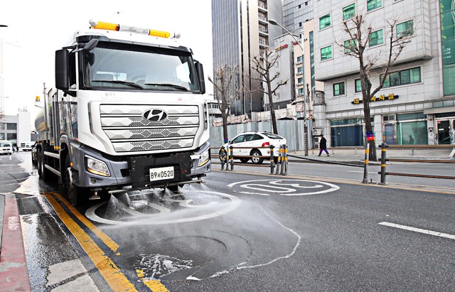 [서울=뉴시스]동작구청 관계자가 9일 서울 동작구 노량진로 인근도로에서 초미세먼지를 줄이기 위해 살수차로 물청소를 하고 있다. (사진=동작구 제공) 2021.03.09. photo@newsis.com *재판매 및 DB 금지