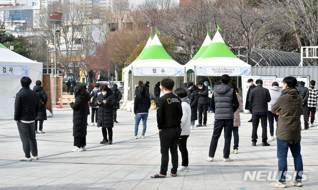 [대구=뉴시스] 이무열 기자 = 대구 지역 코로나19 확진자가 3명으로 집계된 9일 오전 대구 중구 국채보상운동기념공원에 마련된 임시선별검사소에서 시민들이 검사를 받기 위해 줄 서 기다리고 있다. 2021.03.09. lmy@newsis.com